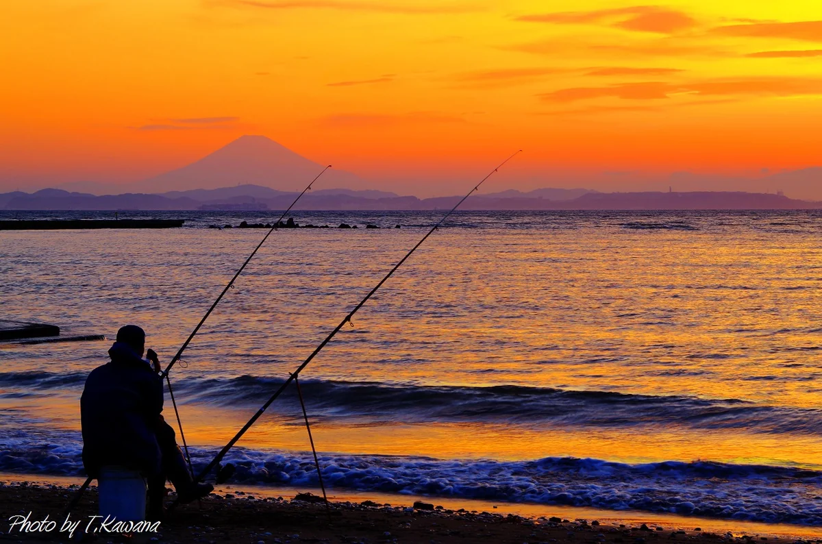 投稿写真：夕焼け富士に釣り人も黄昏る♪