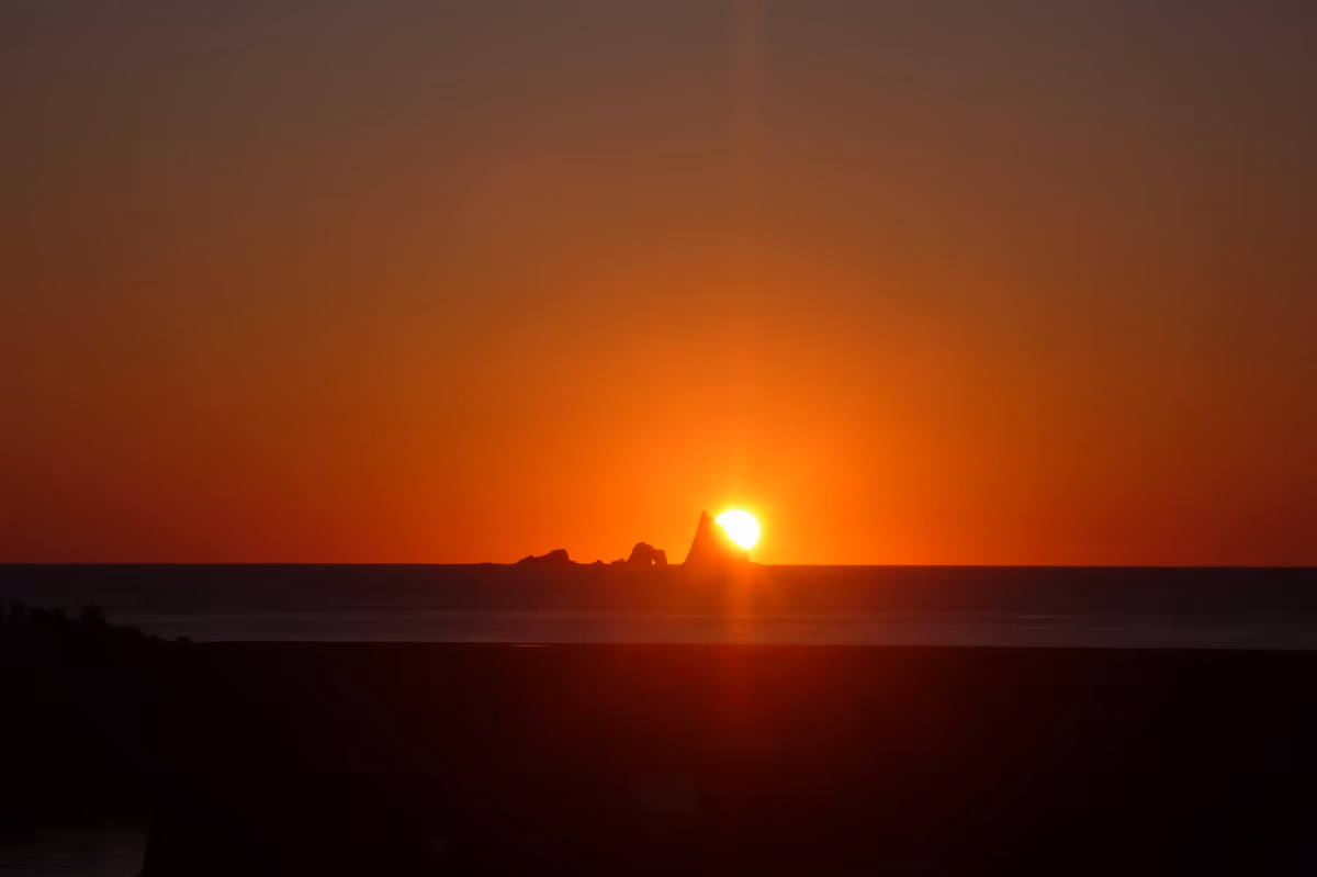 投稿写真：三本岳に落ちる夕陽