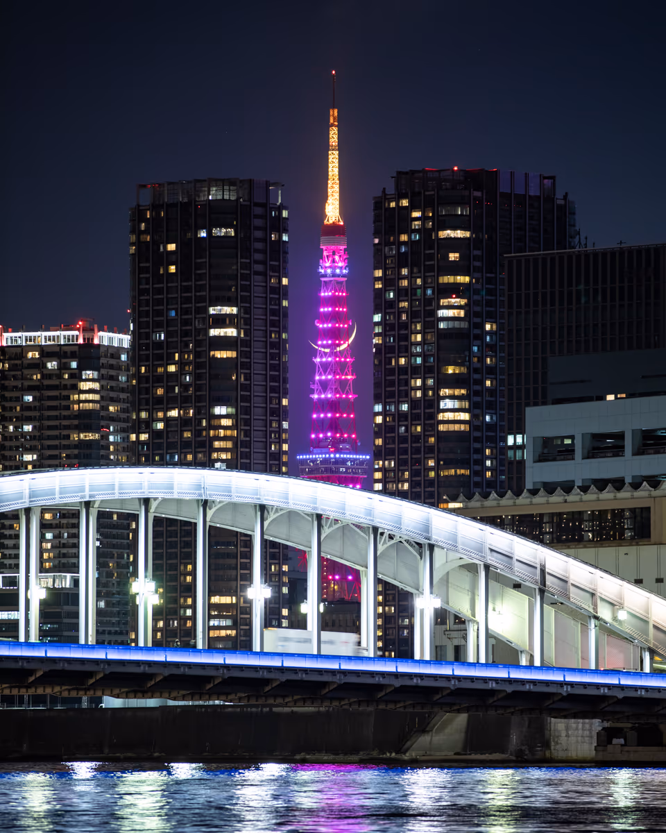 投稿写真：ビルに挟まれ東京タワーと三日月の絶景