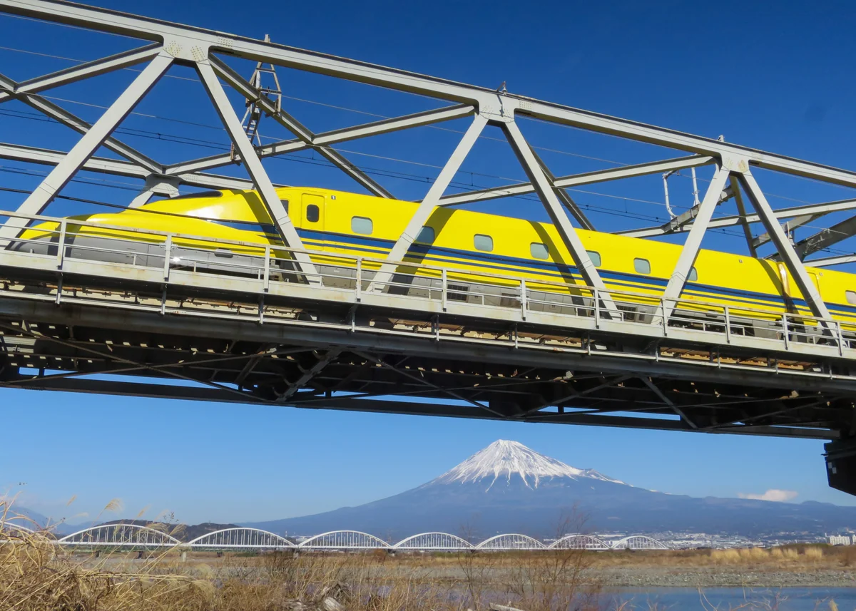 投稿写真：ドクターイエローと富士山