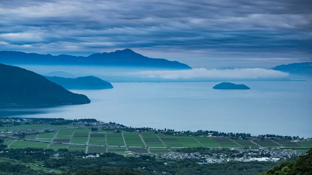 投稿写真：梅雨晴れ奥琵琶湖の朝