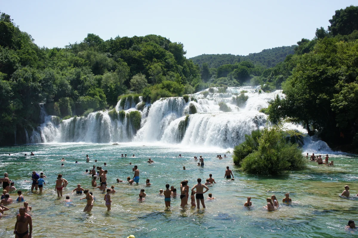 投稿写真：滝を眺めながら泳げるクルカ公立公園