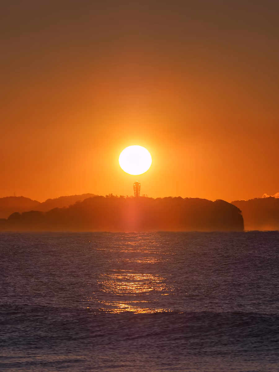 投稿写真：江ノ島灯台に灯る朝陽