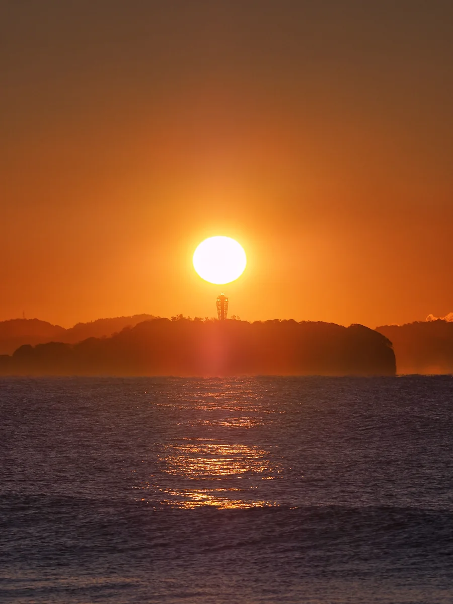 投稿写真：江ノ島灯台に灯る朝陽
