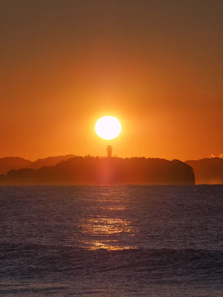 投稿：江ノ島灯台に灯る朝陽