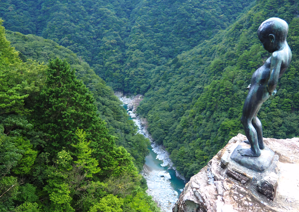 投稿写真：絶景を見ながら立ち小便（祖谷峡の小便小僧）