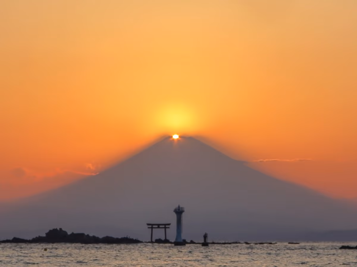 投稿写真：裕次郎灯台の上に輝くダイヤモンド富士