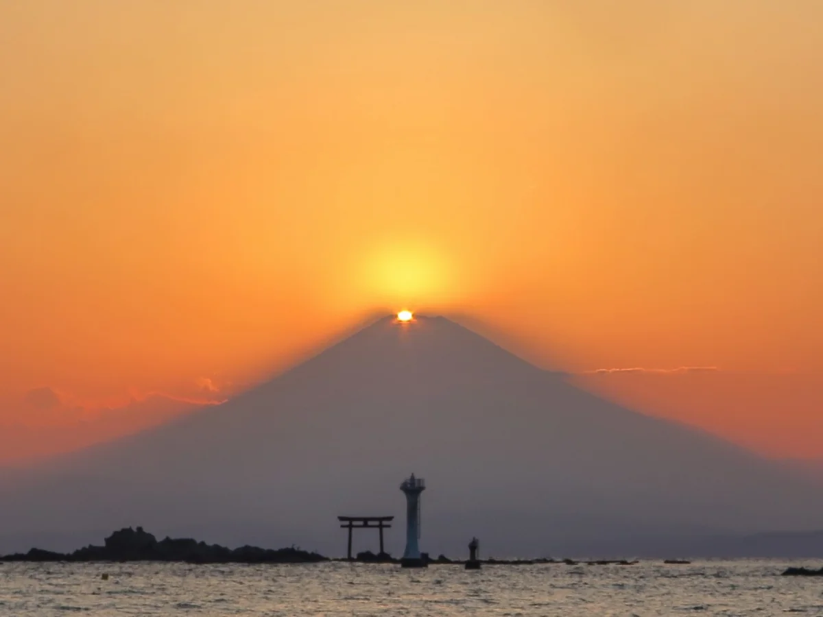 投稿写真：裕次郎灯台の上に輝くダイヤモンド富士