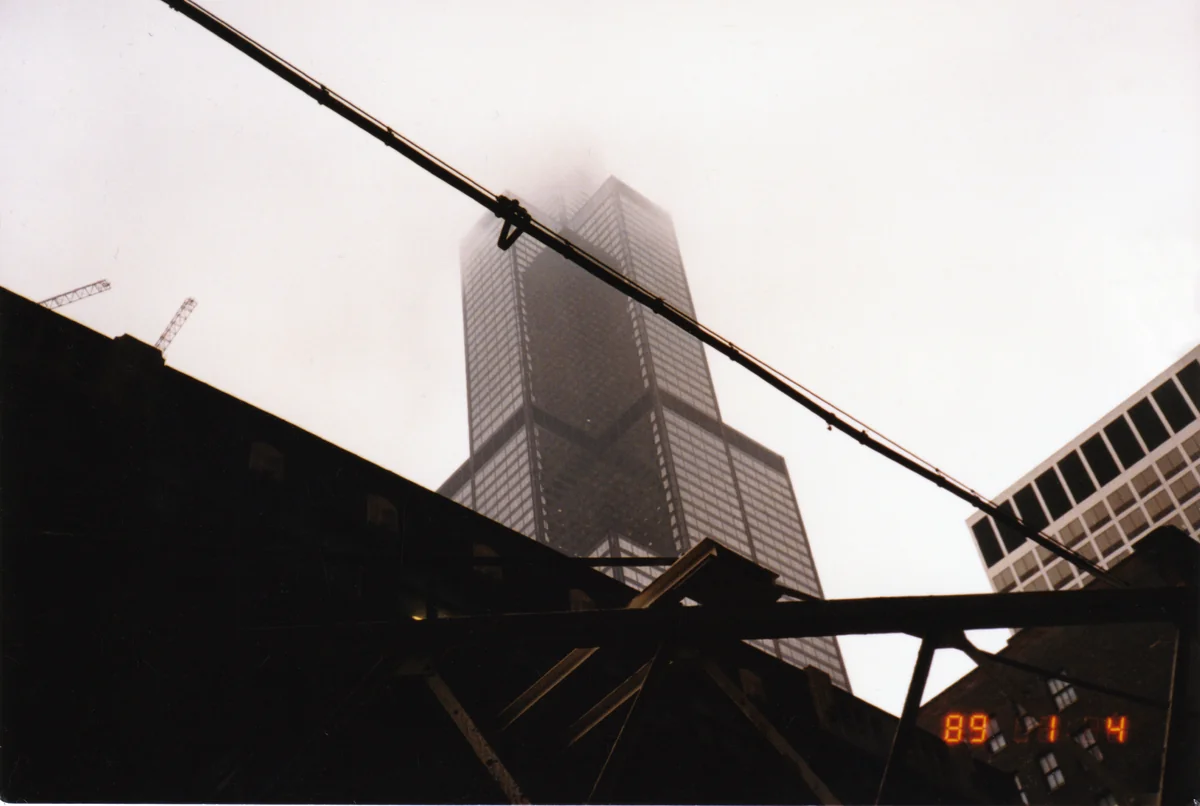 投稿写真：旧シアーズタワー、高架線の下から。