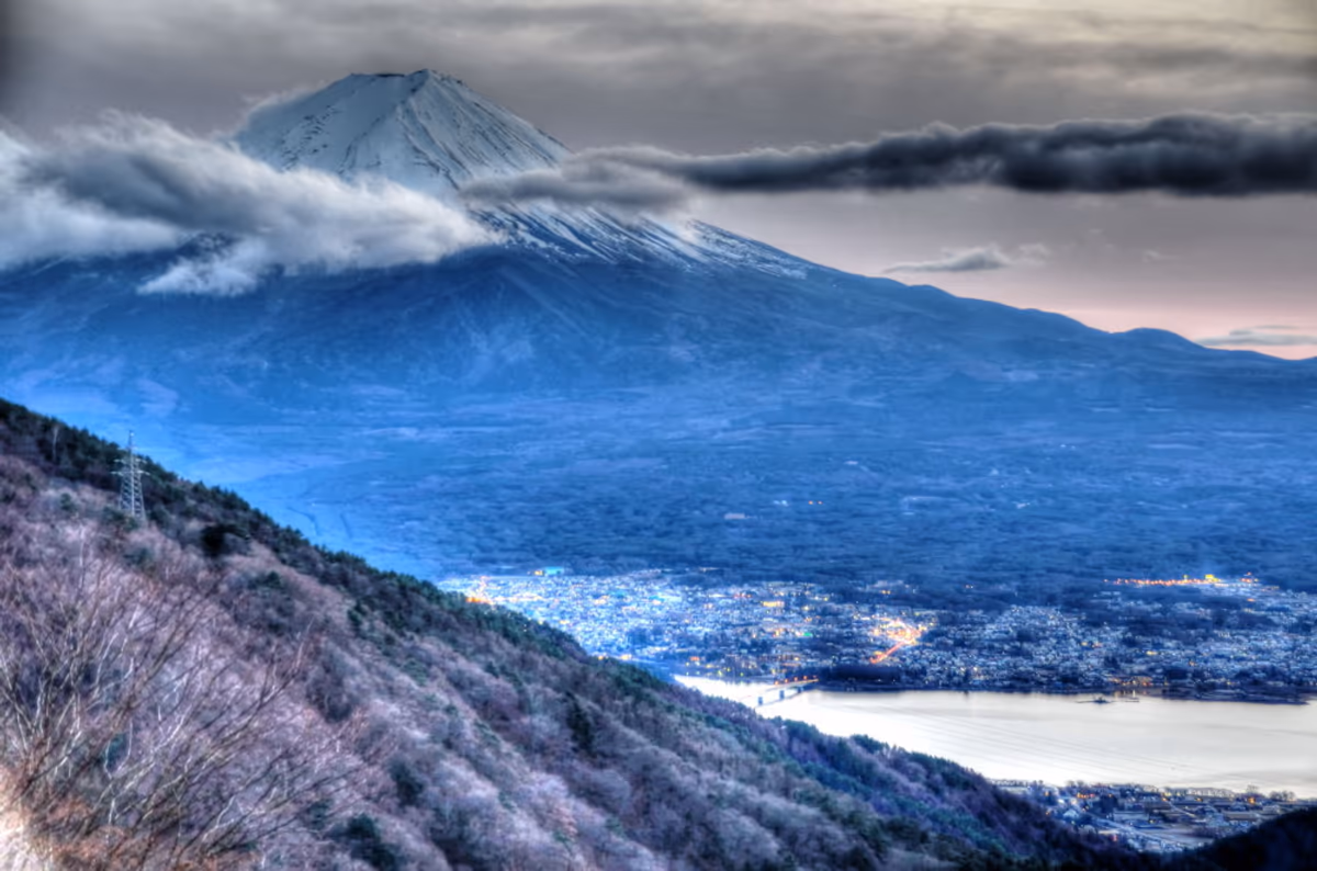 投稿写真：夕闇に薄まりつつある富士