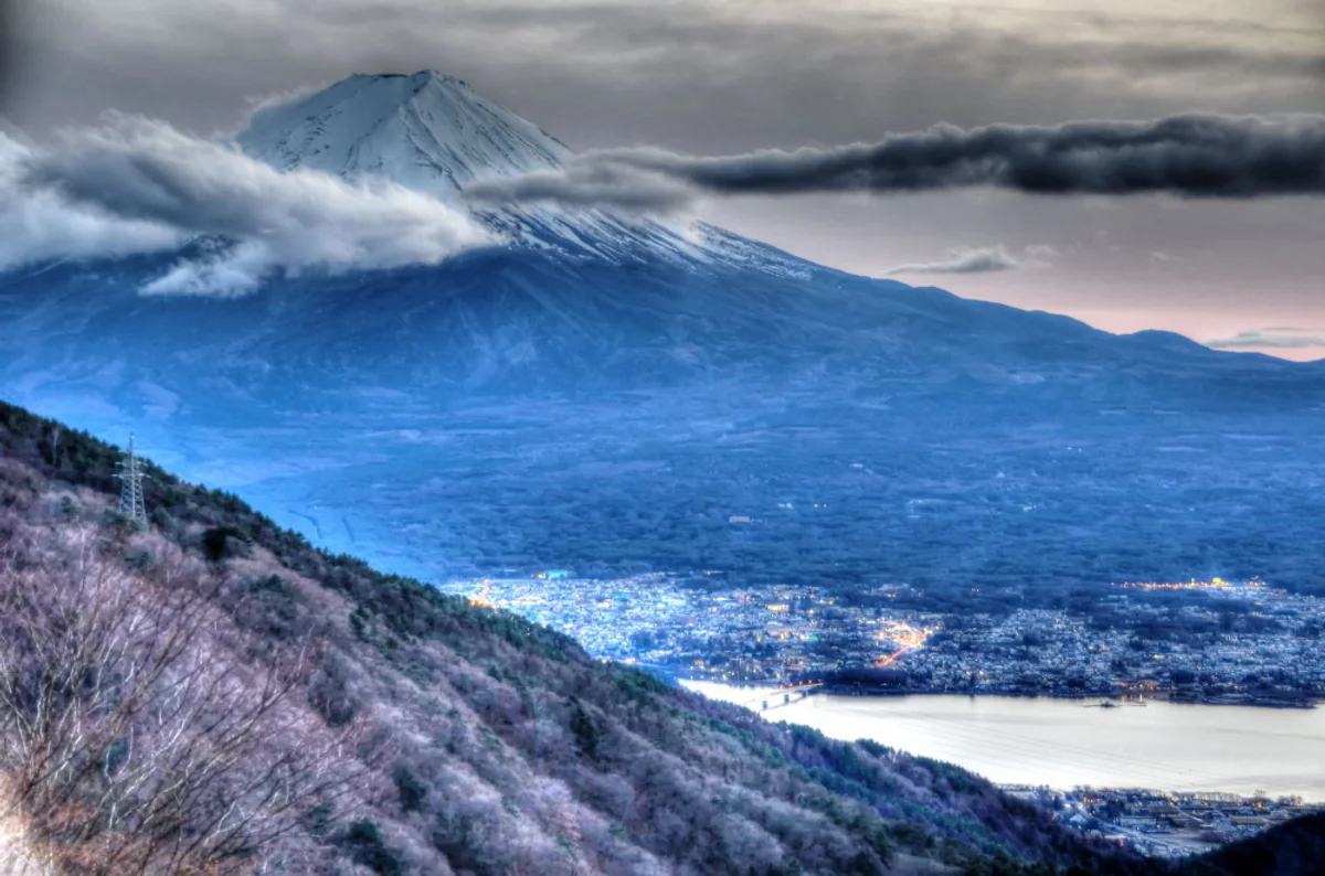投稿写真：夕闇に薄まりつつある富士