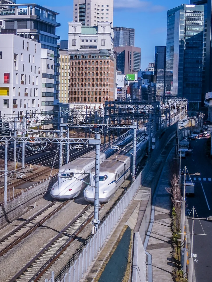 投稿写真：鼻先を揃えた白い新幹線