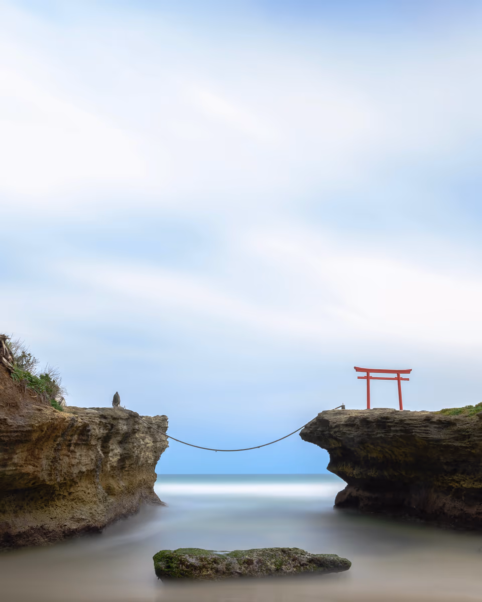 投稿写真：海と岩と鳥居と