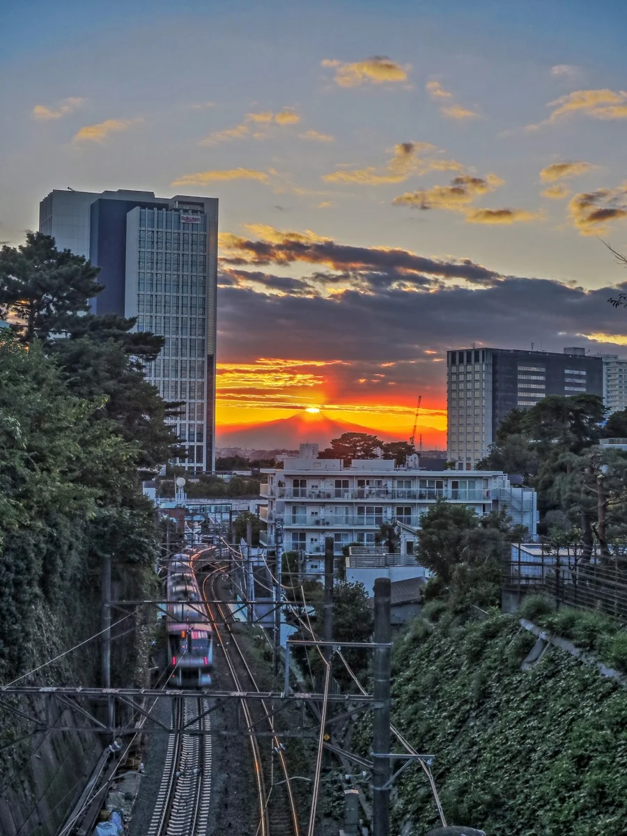 投稿写真：ダイヤモンド富士と東急大井町線電車