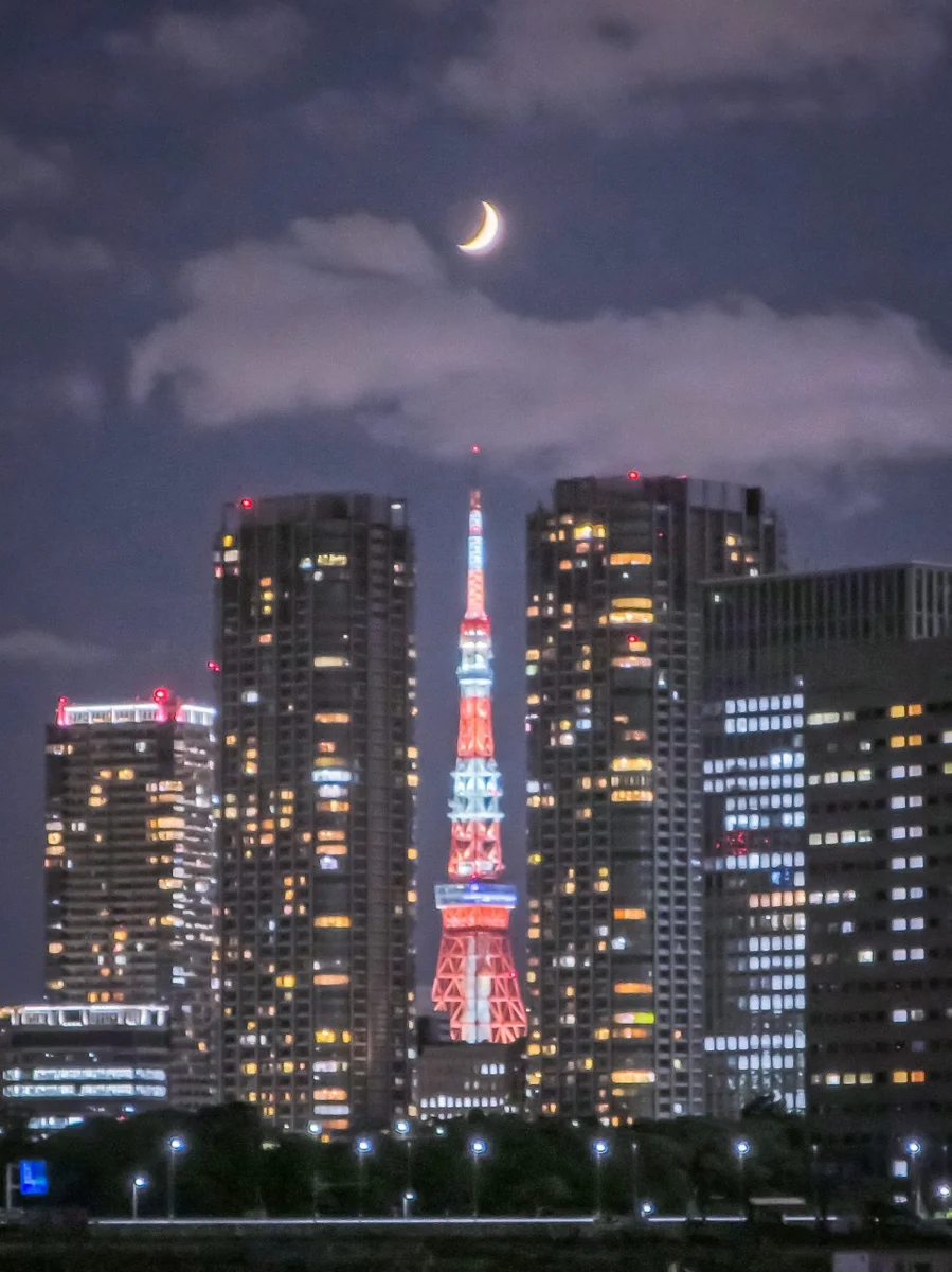 投稿写真：東京タワーと五日月