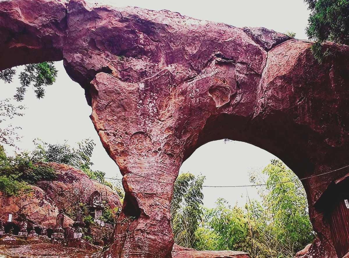 投稿写真：鬼が開けた穴