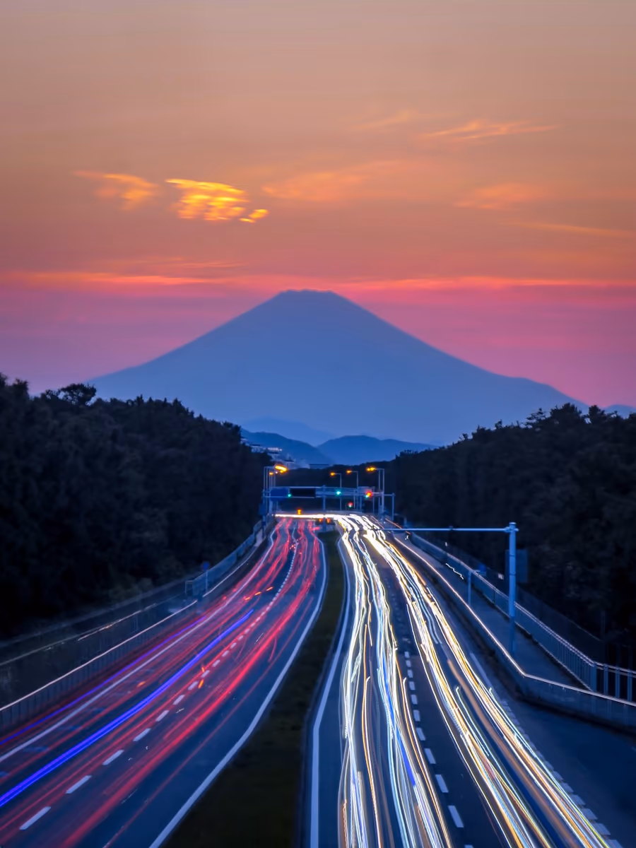 投稿写真：夕富士に向かう光跡