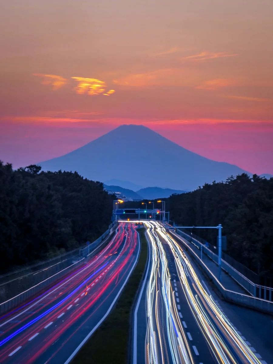 投稿写真：夕富士に向かう光跡