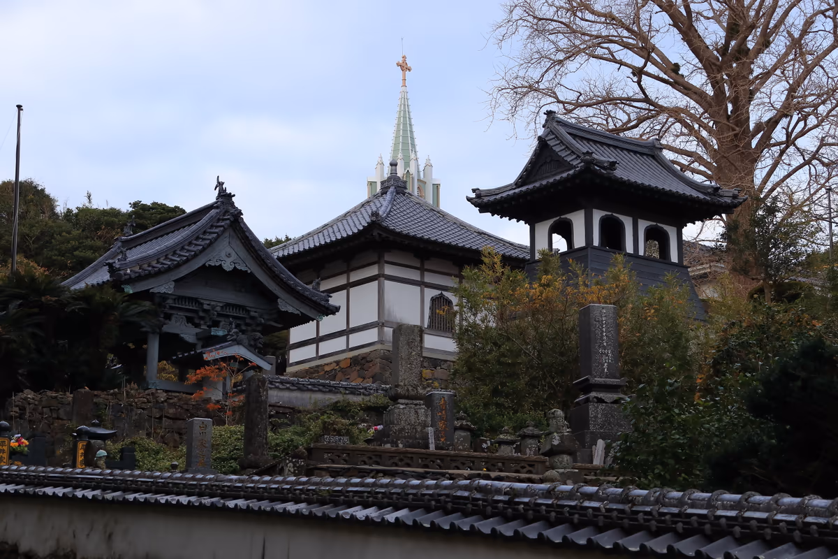 投稿写真：寺院と教会の見える道
