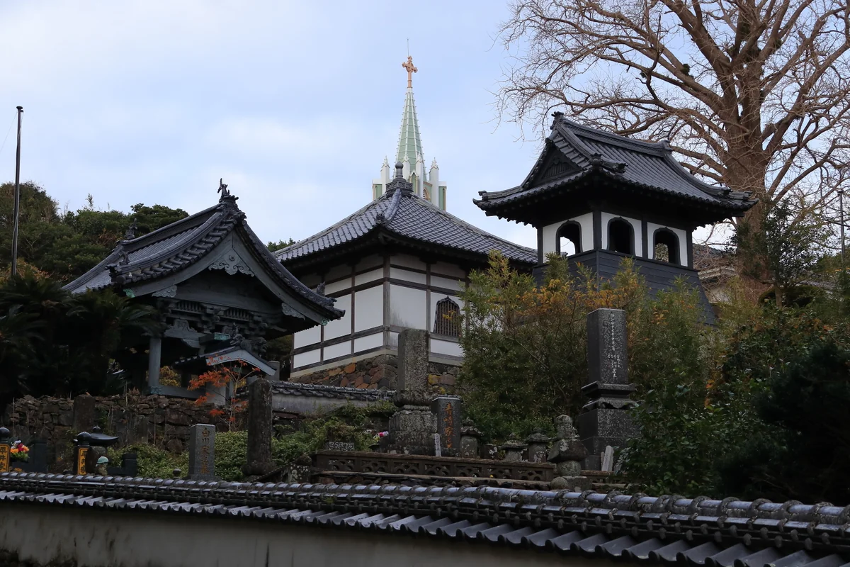 投稿写真：寺院と教会の見える道