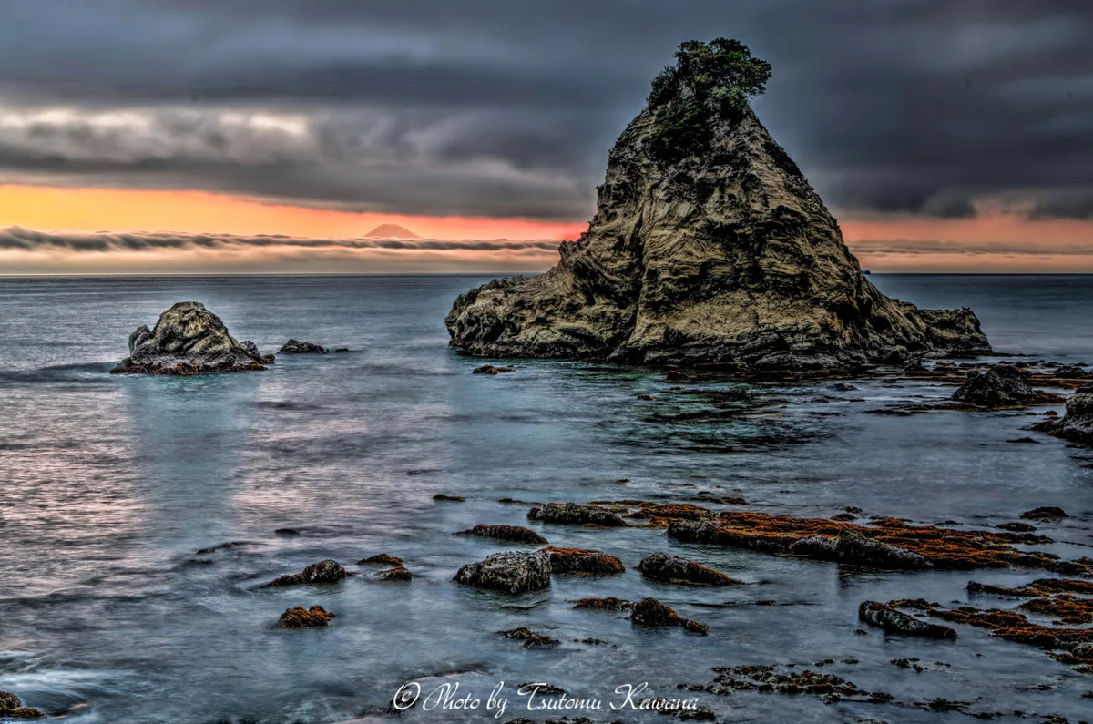 投稿写真：南房総雀島から望む遠き夕富士なり