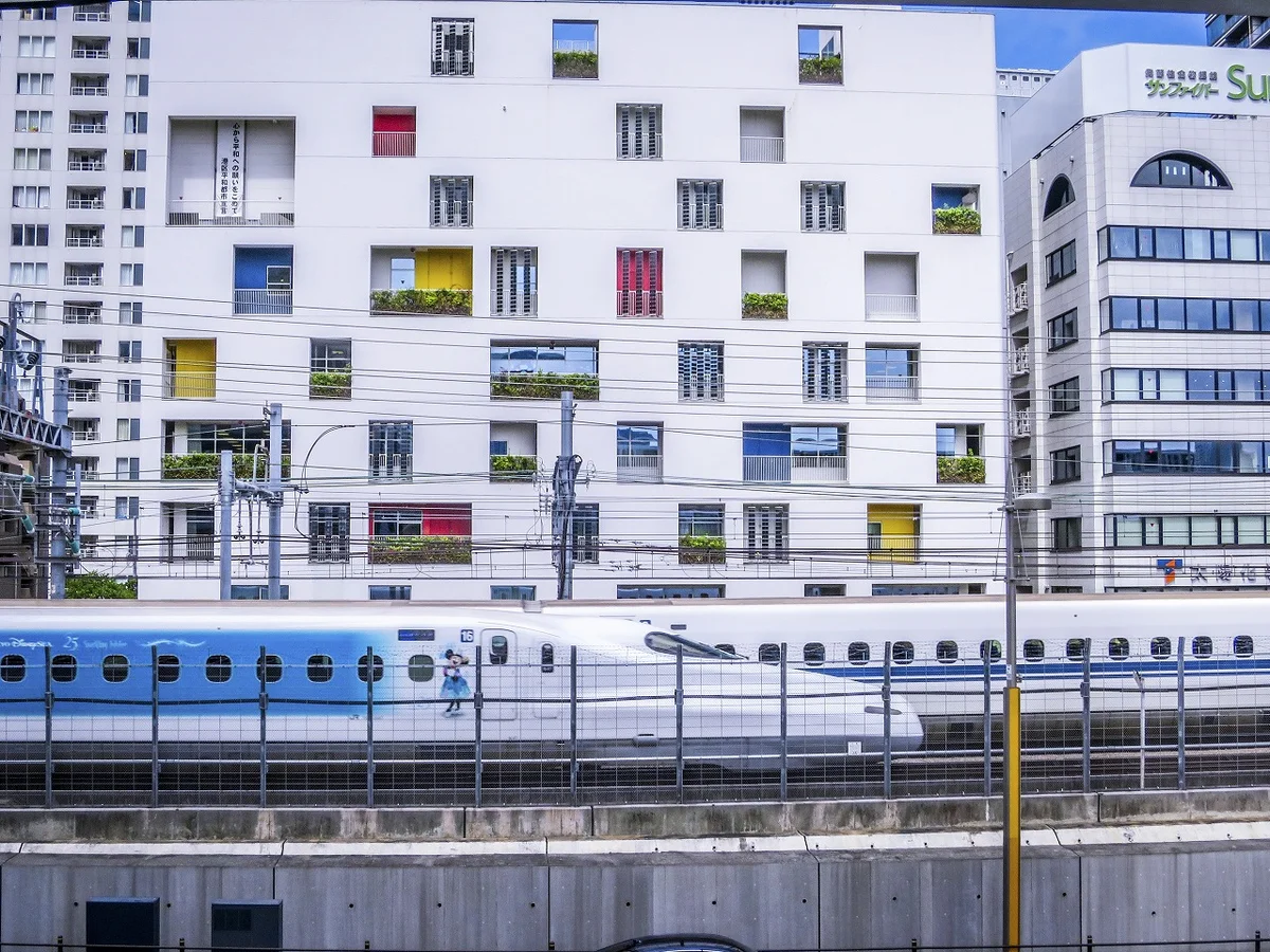 投稿写真：お洒落な建物とディズニー新幹線