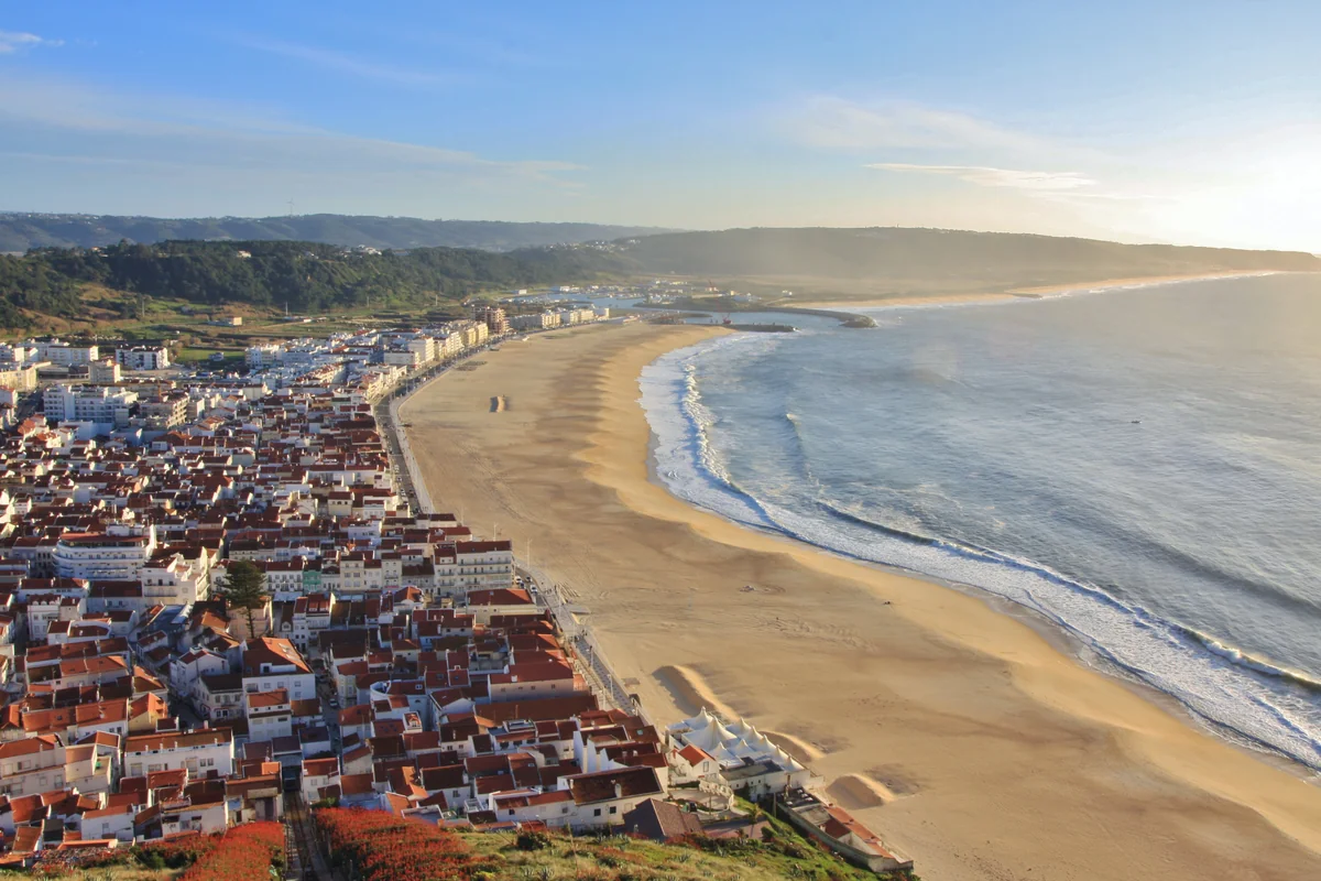 投稿写真：誰もいない黄金色のビーチ。