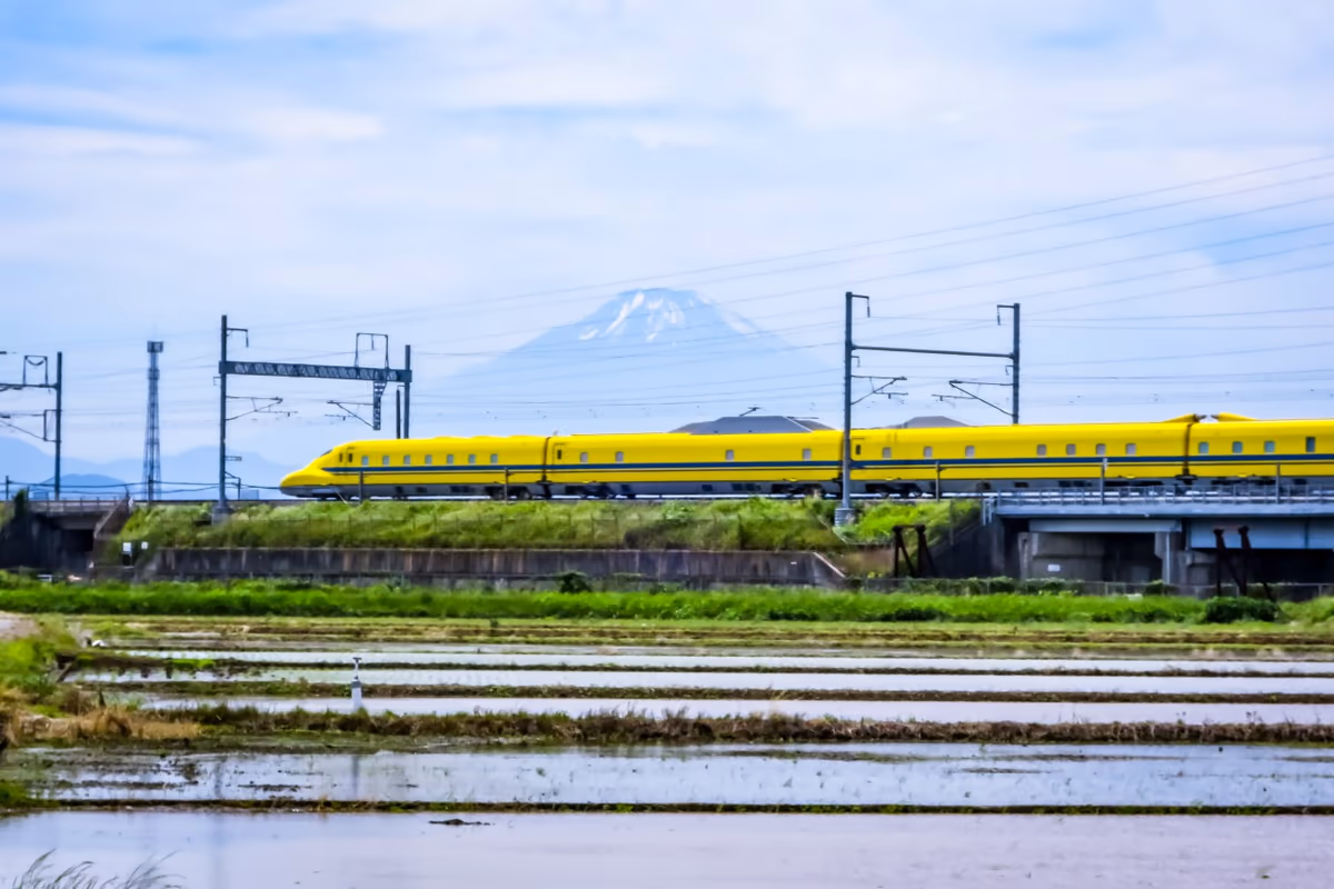 投稿写真：ドクターイエローと富士山