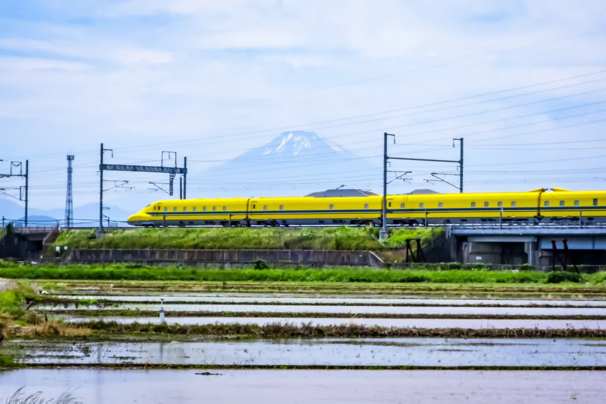 投稿写真：ドクターイエローと富士山
