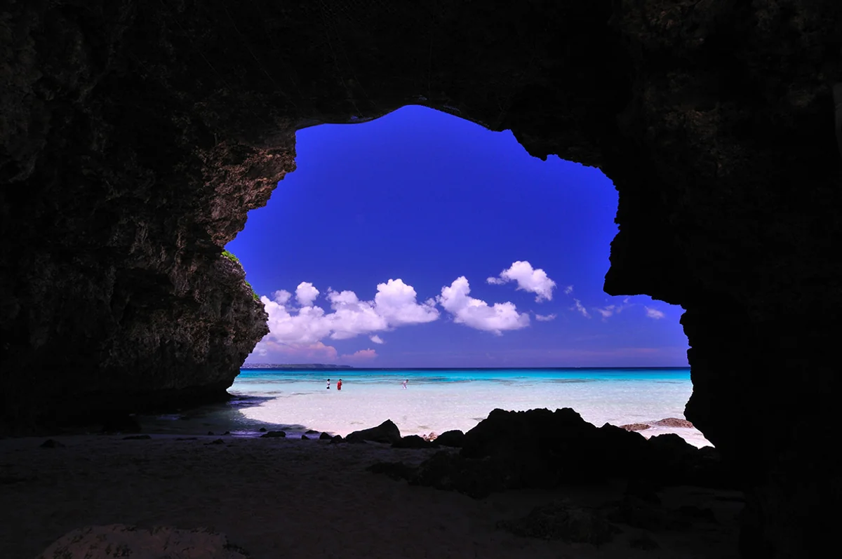 投稿写真：青い海と空を自然が切り撮って