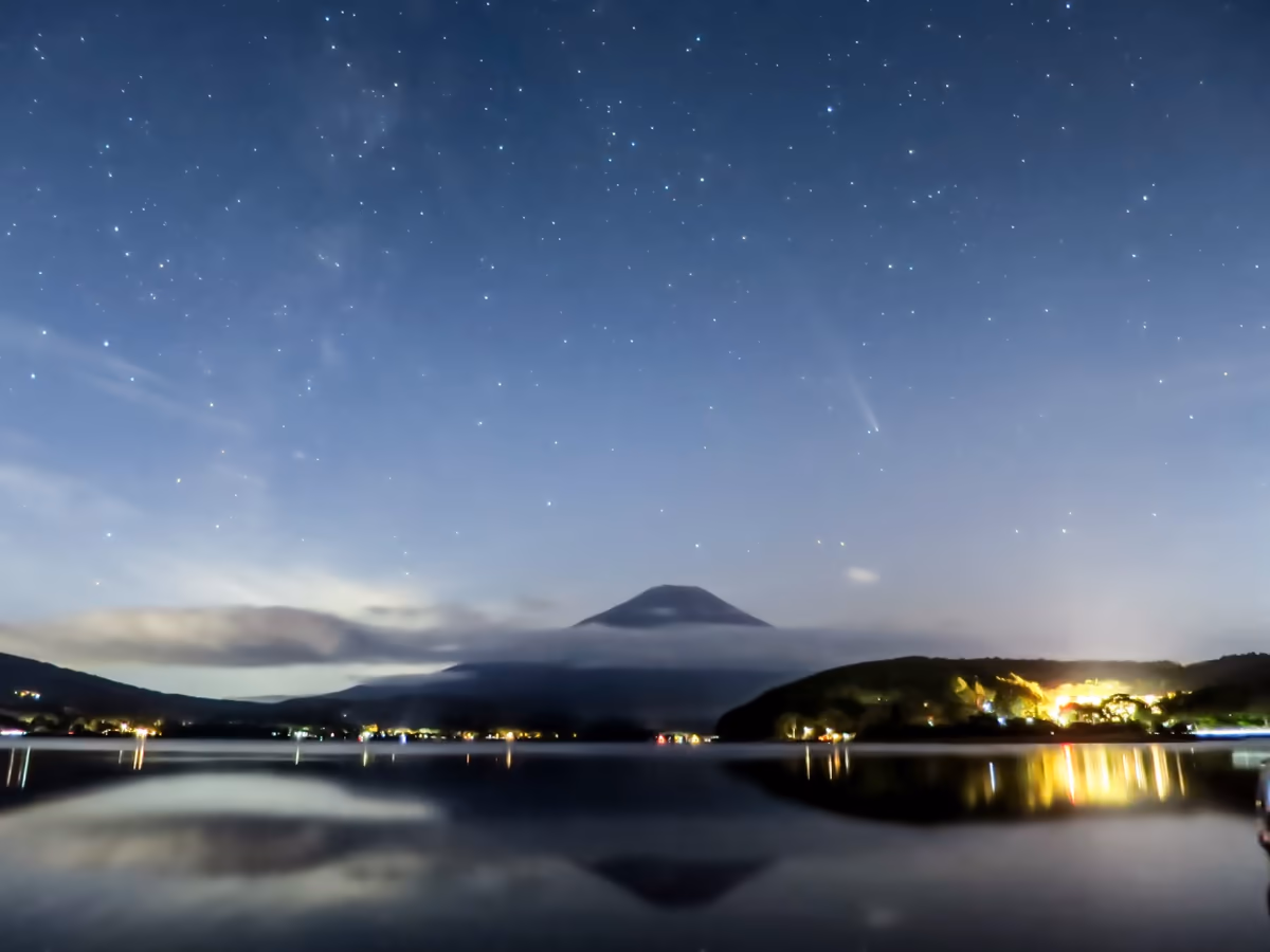 投稿写真：逆さ富士と天の川と紫金山・アトラス彗星