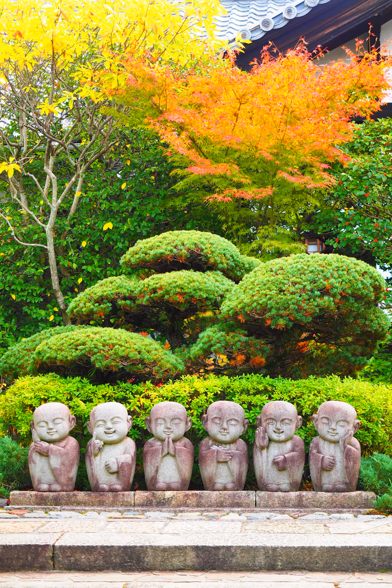 投稿写真：わらべ地蔵と紅葉