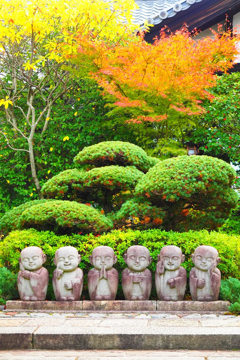 投稿写真：わらべ地蔵と紅葉