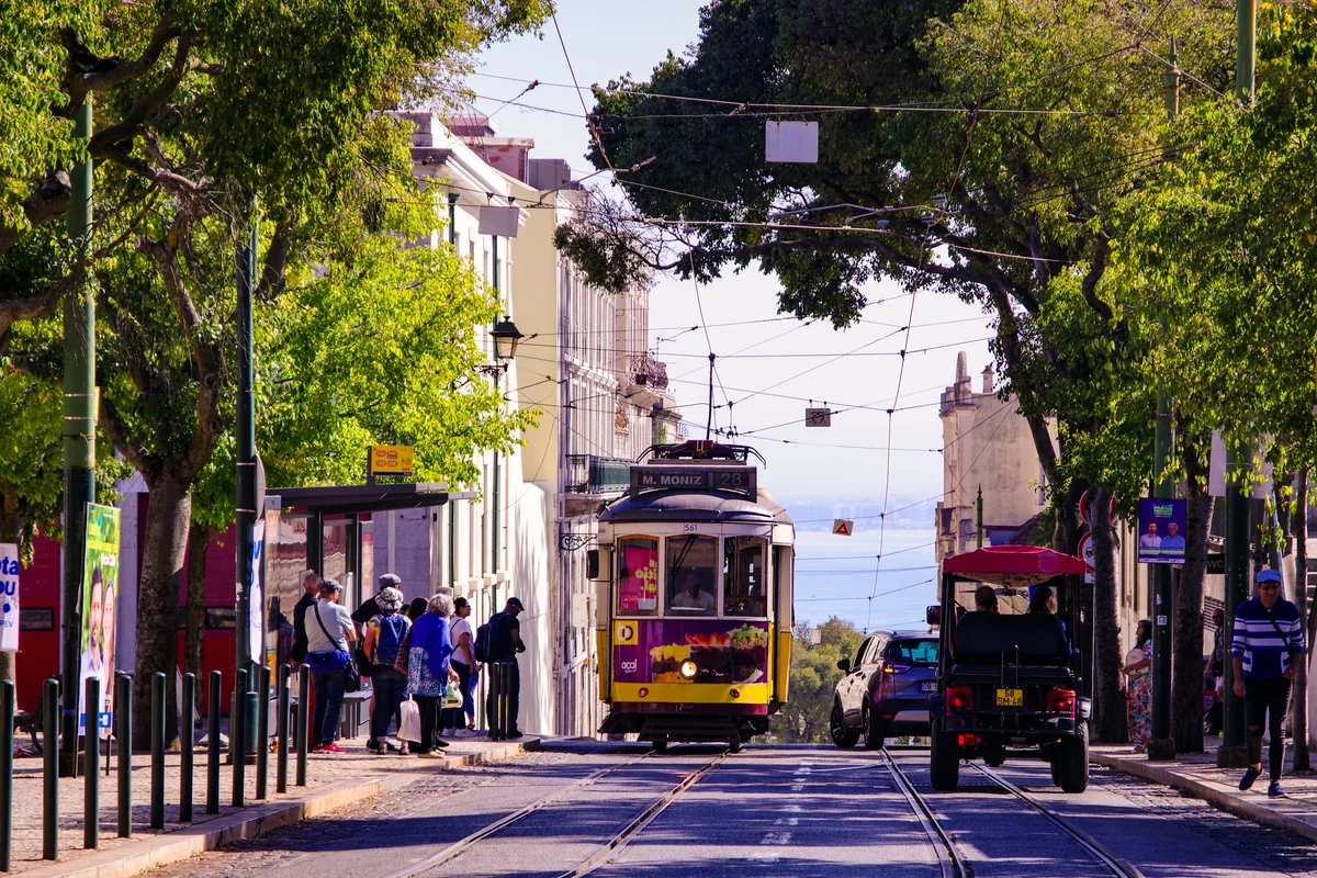 投稿写真：リスボンのトラムとテージョ川