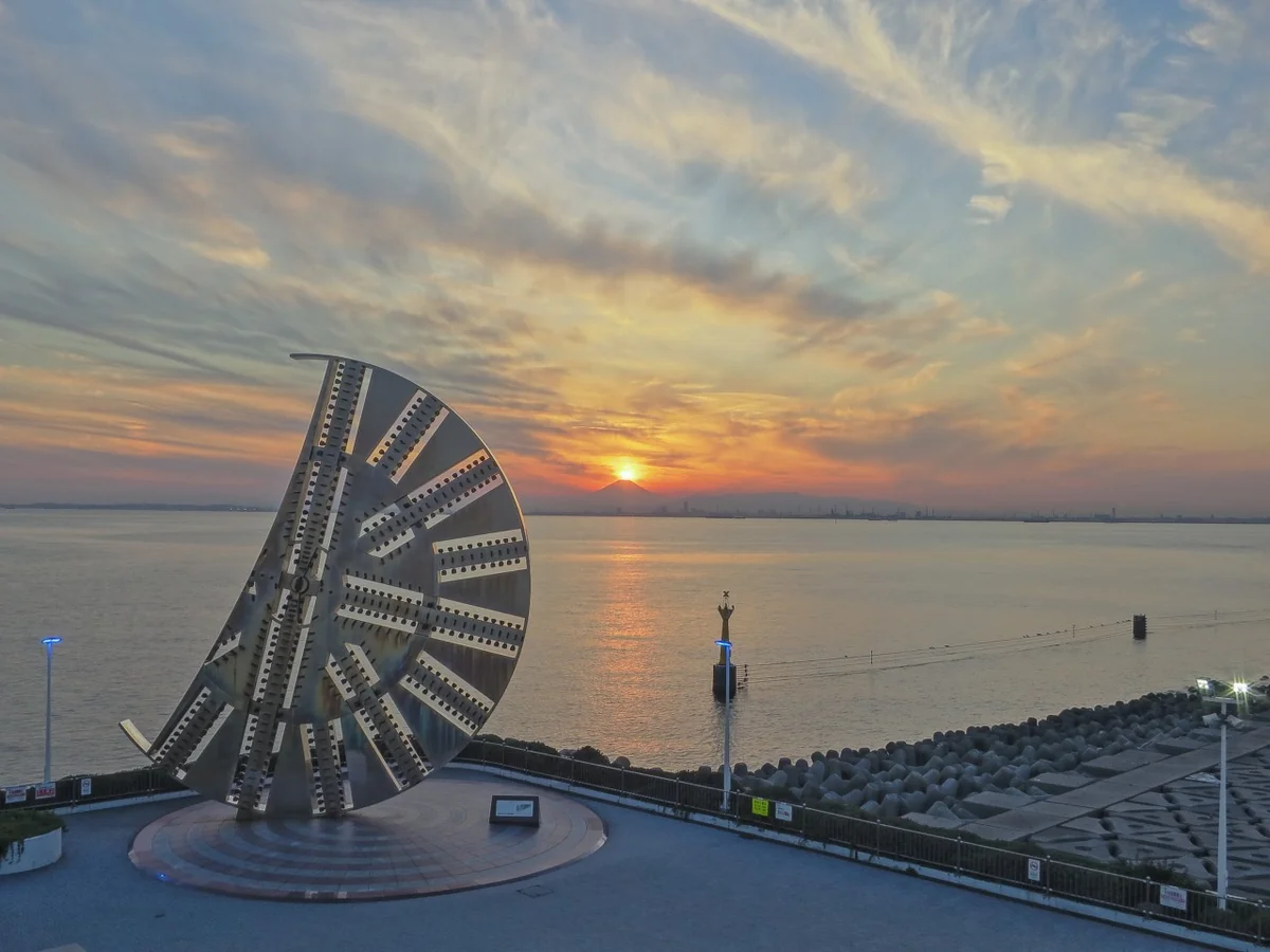 投稿写真：アクアトンネル掘削カッターとダイヤモンド富士