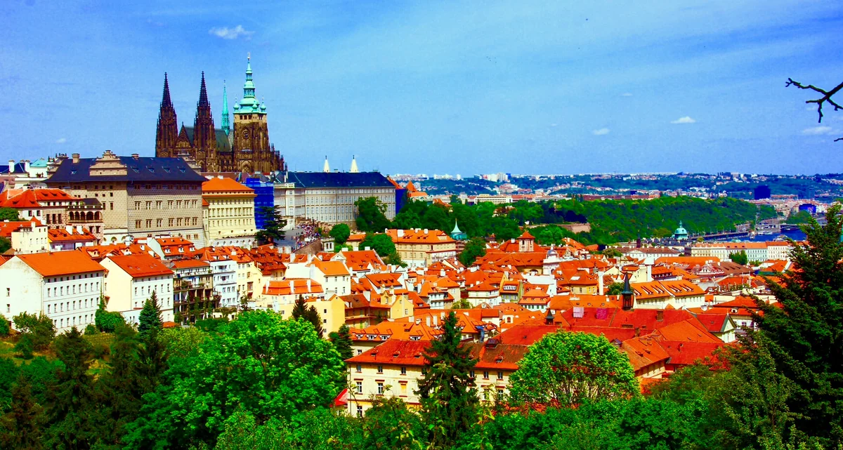 投稿写真：プラハ城と赤レンガ屋根の町並み
