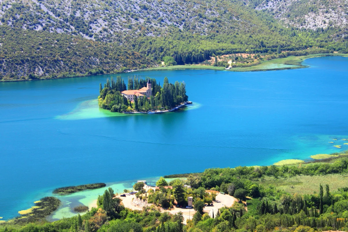 投稿写真：ヴィソヴァッツ湖とフランシスコ修道院