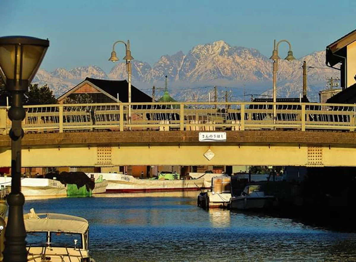 投稿写真：富山県射水市新湊内川から望む立山