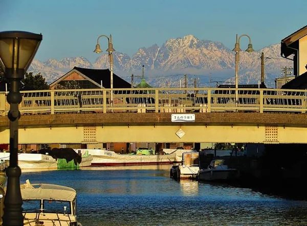 投稿：富山県射水市新湊内川から望む立山