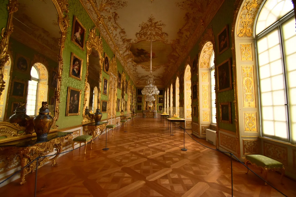 投稿写真：鏡と絵画の部屋