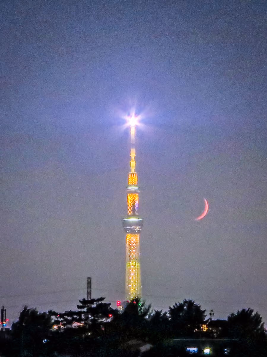 投稿写真：赤い四日月と金色のスカイツリー
