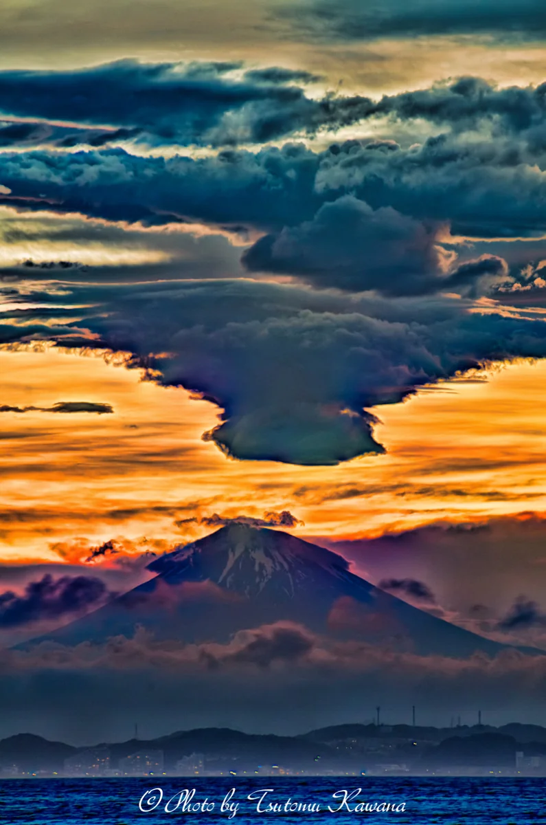 投稿写真：梅雨晴れし黄昏の、富士につるし雲飾れし姿は天龍の如し。