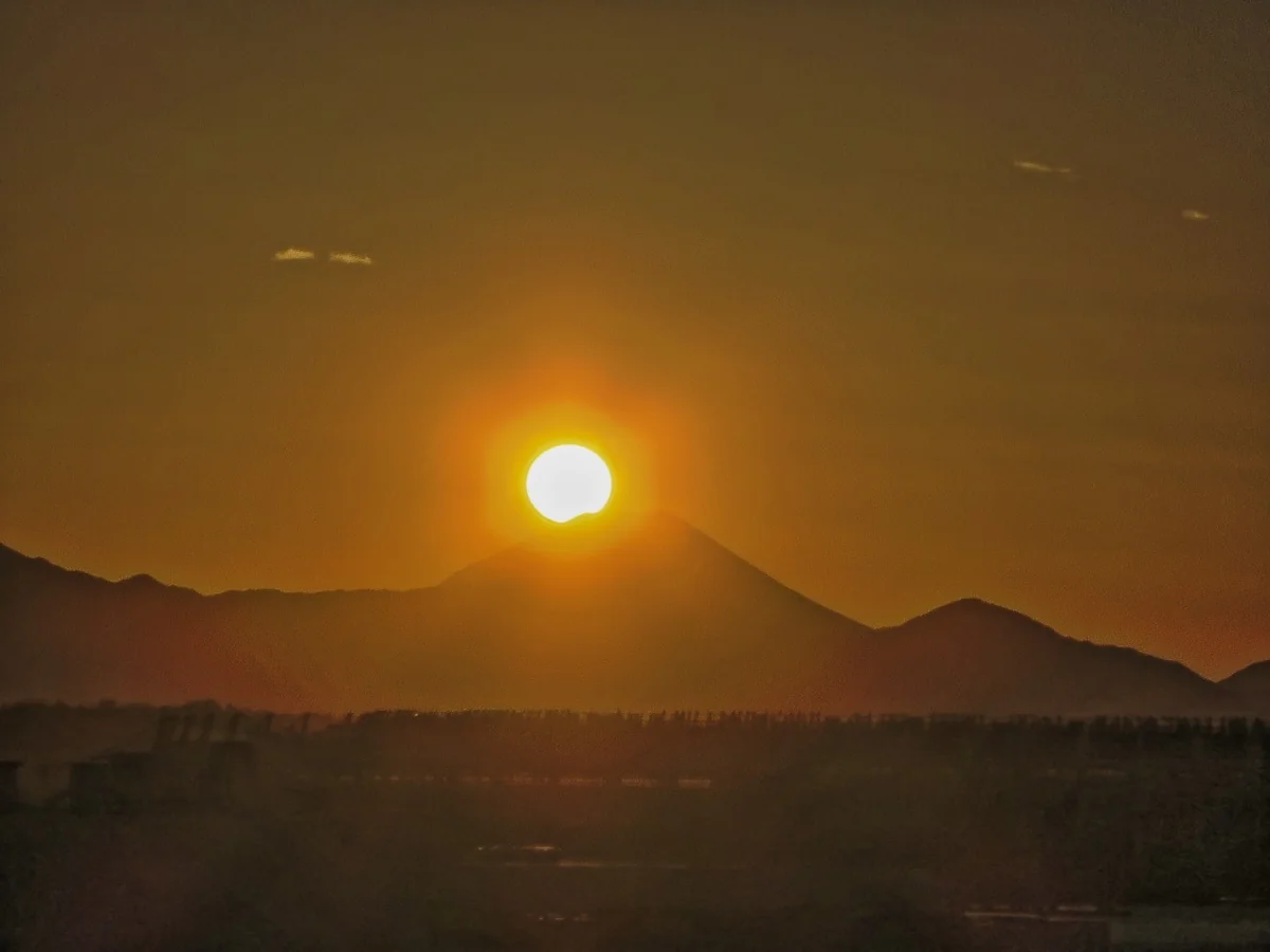 投稿写真：味スタ越しのダイヤモンド富士の始まり