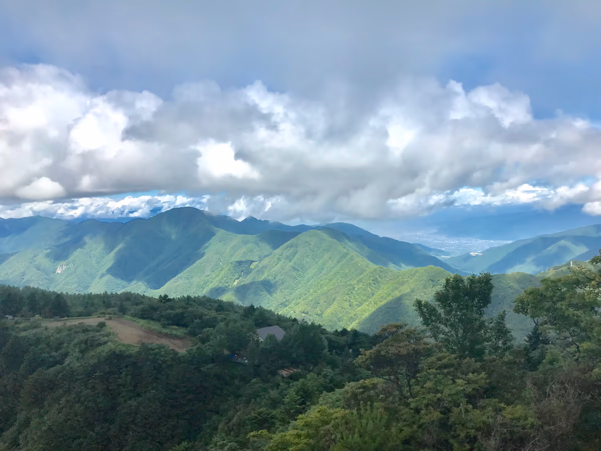 投稿写真：三ツ峠から甲府盆地を臨む