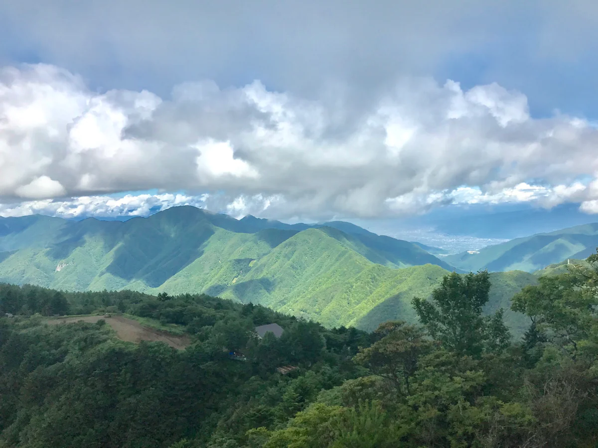 投稿写真：三ツ峠から甲府盆地を臨む