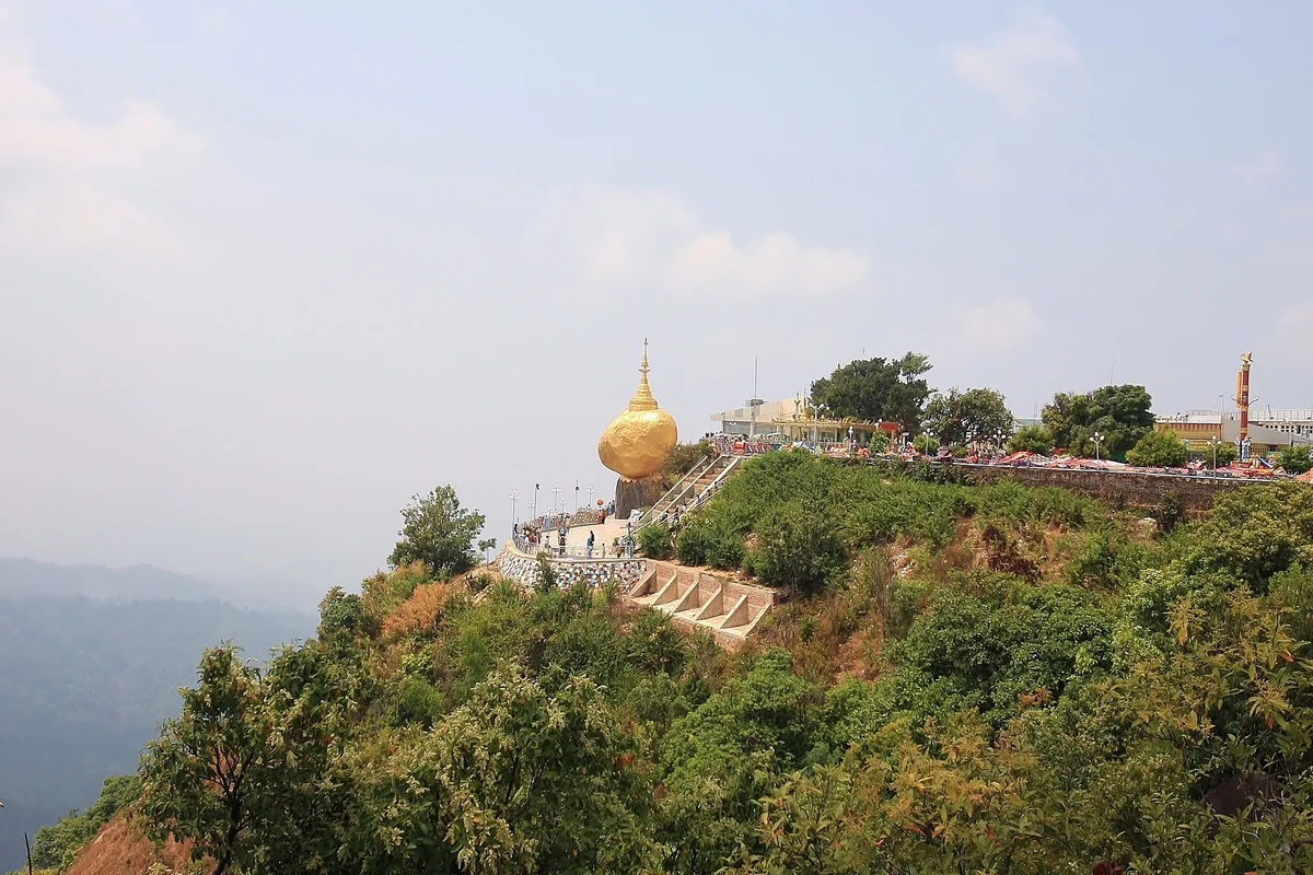 投稿写真：落ちそうで落ちない、ゴールデンロック