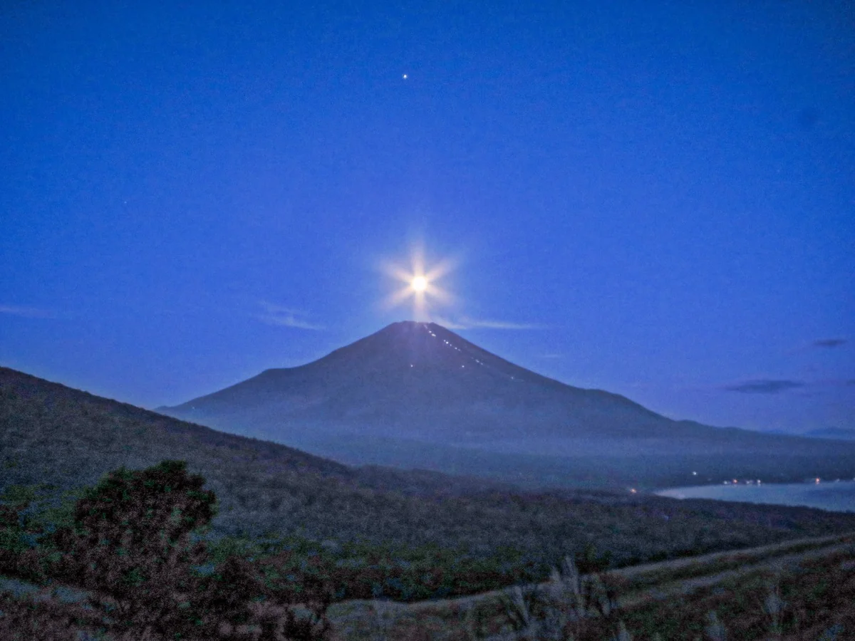 投稿写真：富士山上空に輝く中秋の名月と木星