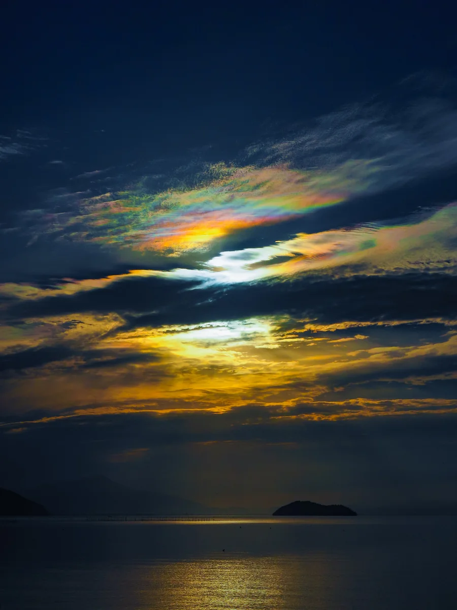 投稿写真：蒼天湖上の光芒と彩雲