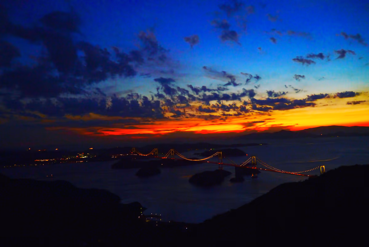 投稿写真：しまなみ海道 大島 亀老山展望台 マジックアワーの絶景