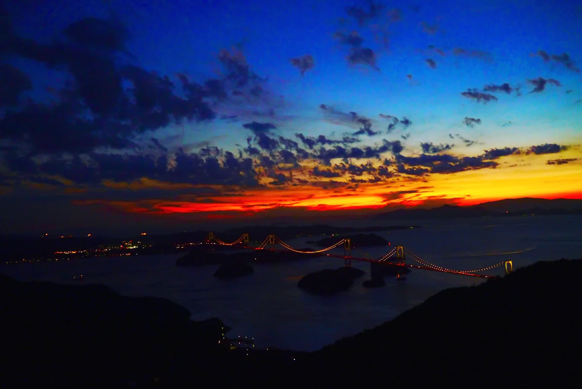 投稿写真：しまなみ海道 大島 亀老山展望台 マジックアワーの絶景